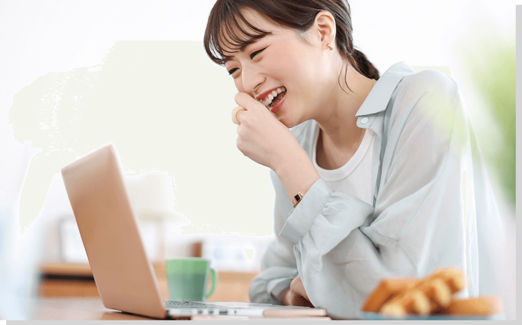 オンラインで受講する女性のイメージ