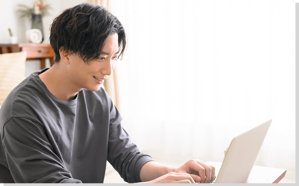 オンラインで受講する男性のイメージ