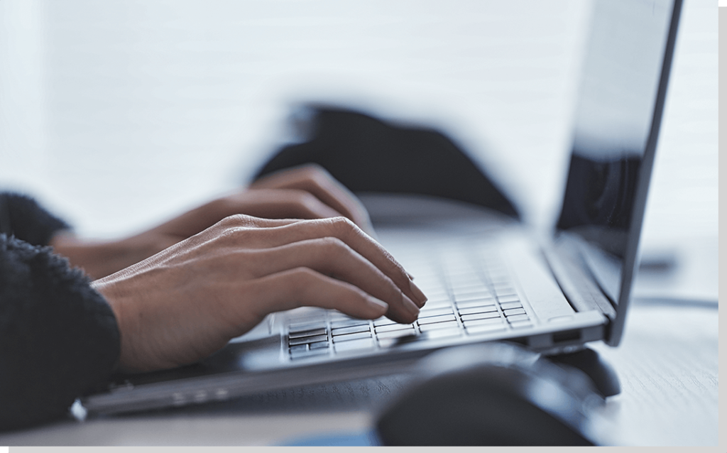 パソコンを操作するイメージ